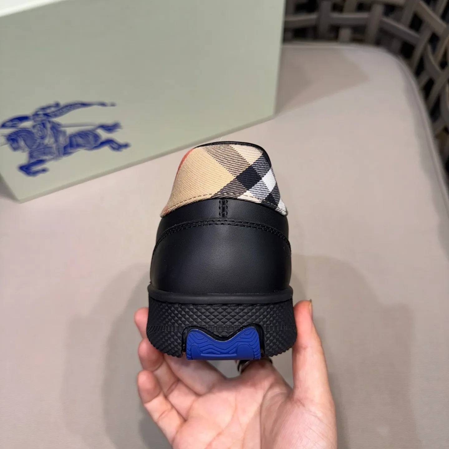 [Burberry] Top P: 680💰Size: 38-44 (45.46 custom-made) Burberry official website synchronized men's classic low-top sneakers | Made of original first-layer cowhide | Decorated with renewed brand logo | First-layer cowhide lining | Heel decorated with Burberry letter embossed logo | Original TPU outsole.